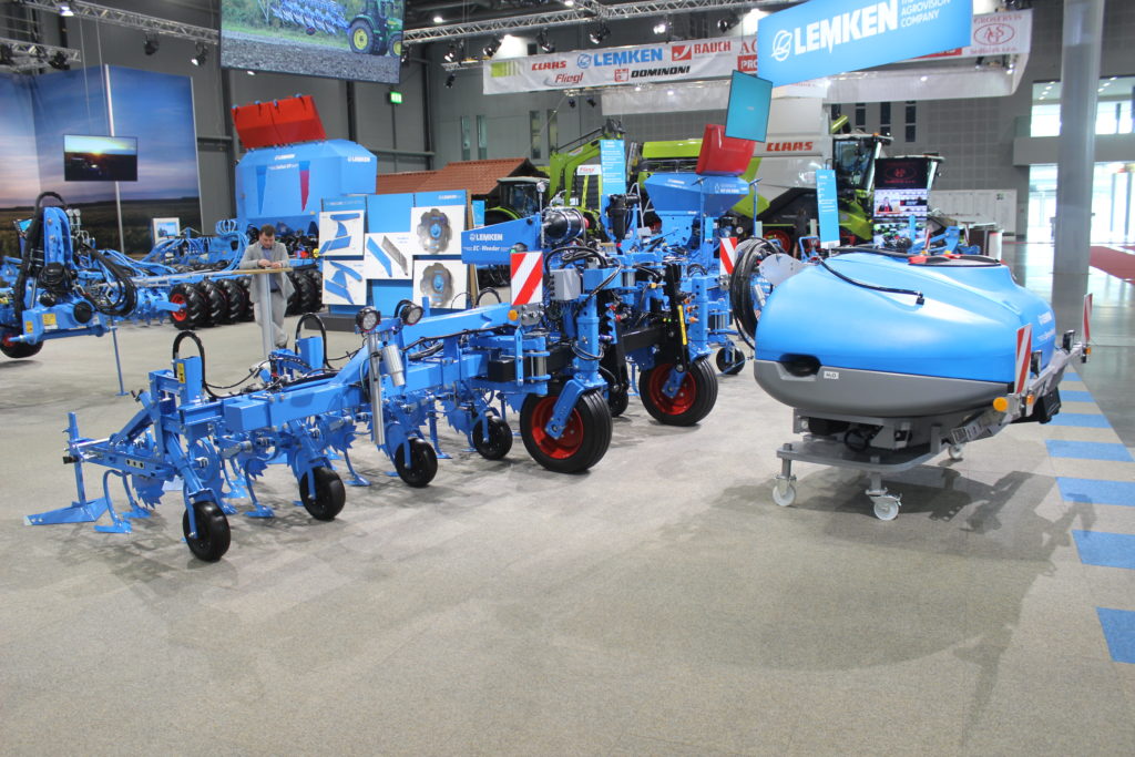 Na jednom ze stanovišť stánku firmy Lemken na veletrhu Techagro 2024 bylo k vidění spojení čelně nesené nádrže SprayHub s vzadu nesenou plečkou Lemken EC-Weeder. 