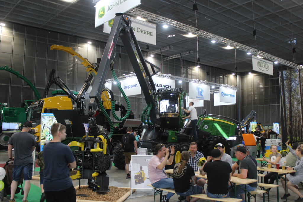 John Deere 1070G je nový model harvestorů řady G společnosti John Deere. Motor je naladěn na maximální výkon 135,5 kW, tj. 184 k.