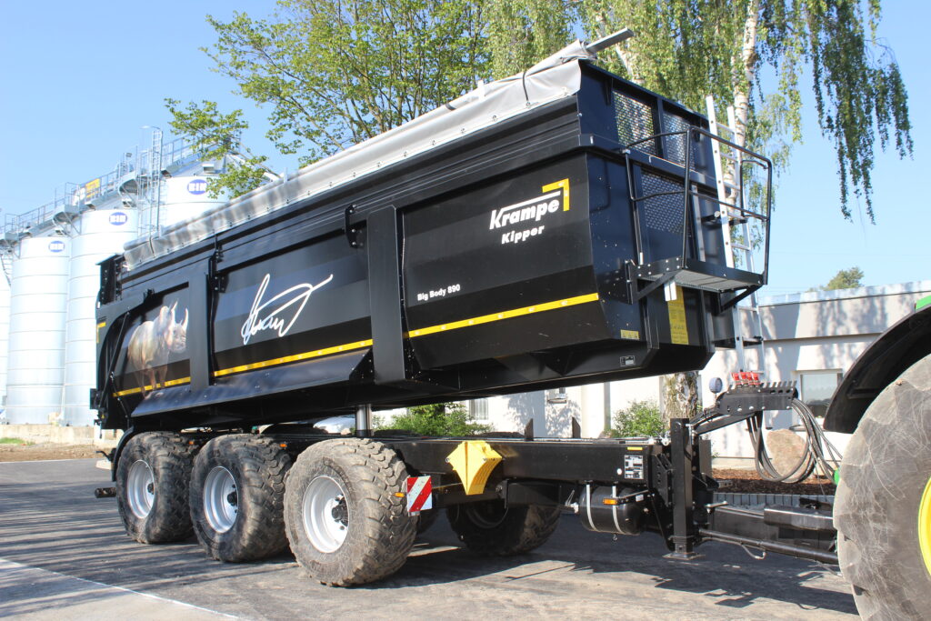 Big Body 890 je velký třínápravový sklápěč s přípustnou celkovou hmotností 34 tun při maximální rychlosti 40 km/h.