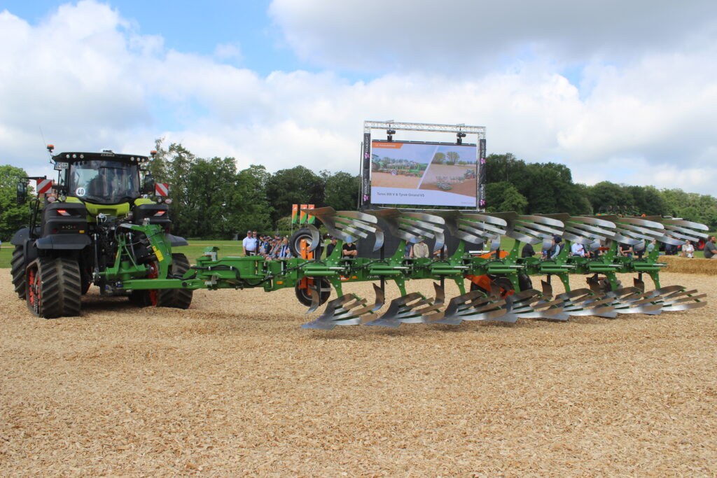 Amazone Tyrok 400 Onland při představování techniky - pluh měl plynohydraulické jištění orebních těles proti přetížení.