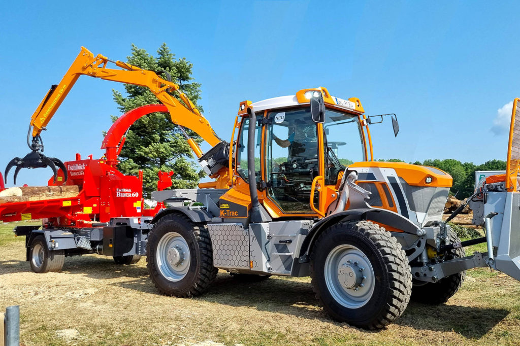 Zajímavý příklad využití s taženým štěpkovačem a hydraulickým jeřábem, usazeným v prostoru za kabinou.