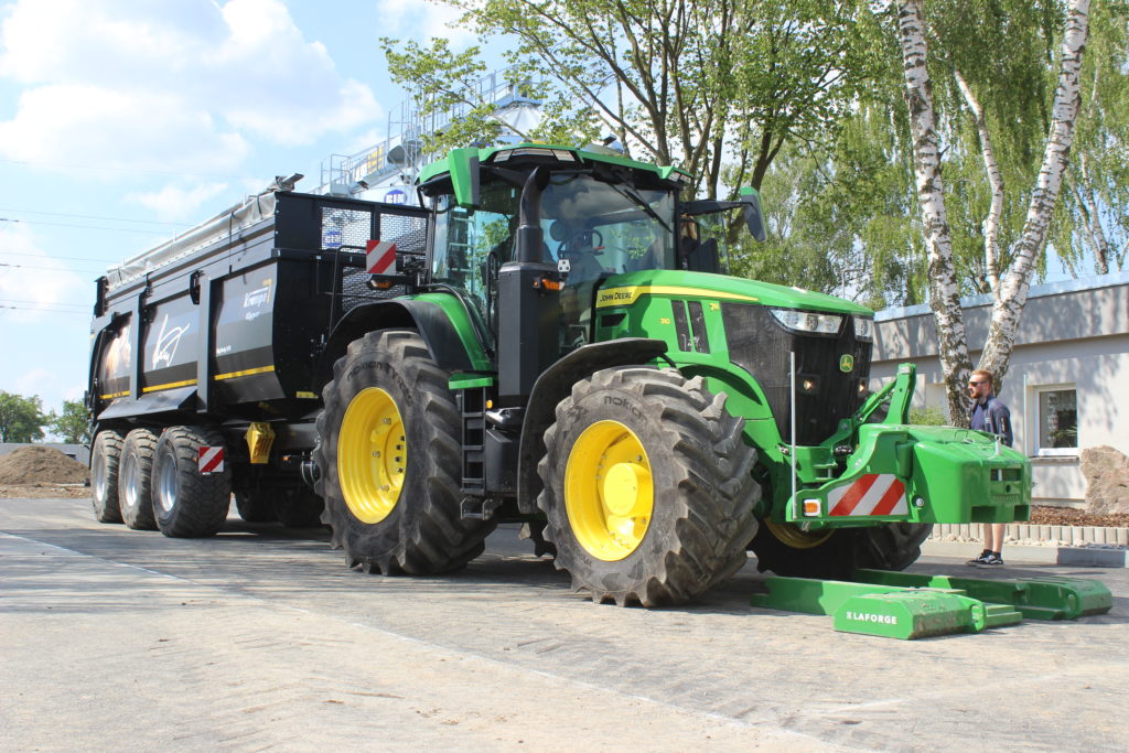 Krampe Big Body 890 ve speciálním černém lakování v agregaci s nejnovějším traktorem John Deere 7R 310 si mohli vyzkoušet zemědělci v Hospodářském družstvu v Unhošti.