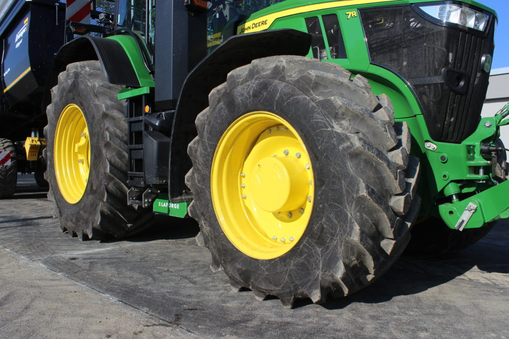 Traktor John Deere 7R 310 byl obutý do nízkotlakých pneumatik Nokian Soil King VF, které se chovají šetrně k půdě, ale jsou bez vibrací i za jízdy po silnici.