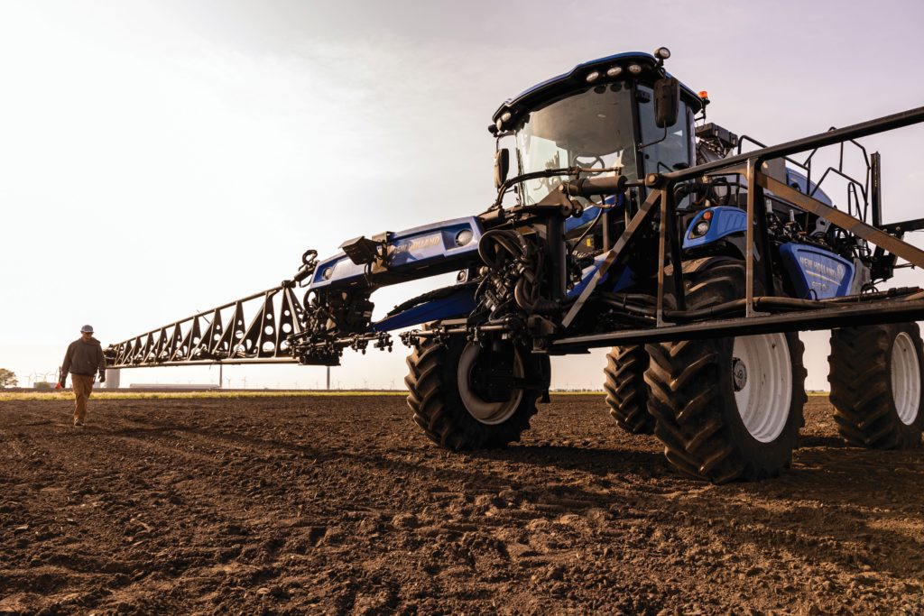 Jako jediný stroj na brazilském trhu má postřikovač New Holland Guardian SP310F vpředu uložená postřiková ramena.