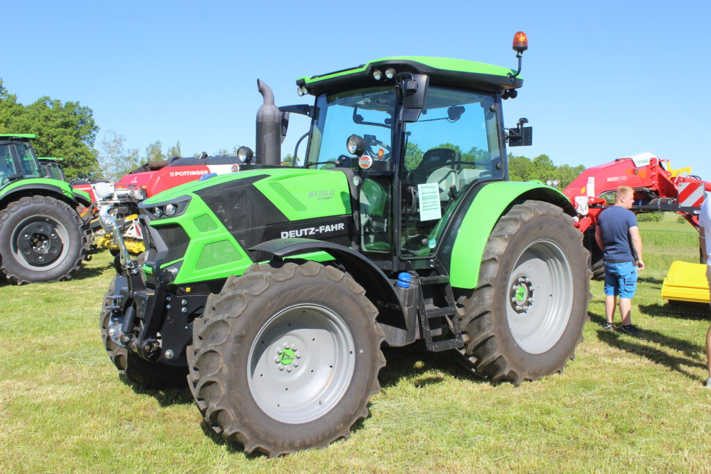 Traktor Deutz-Fahr 6135C s moderní převodovkou RVShift byl k vidění na předvádění, které proběhlo nedaleko obce Byzhradec v okrese Rychnov nad Kněžnou.