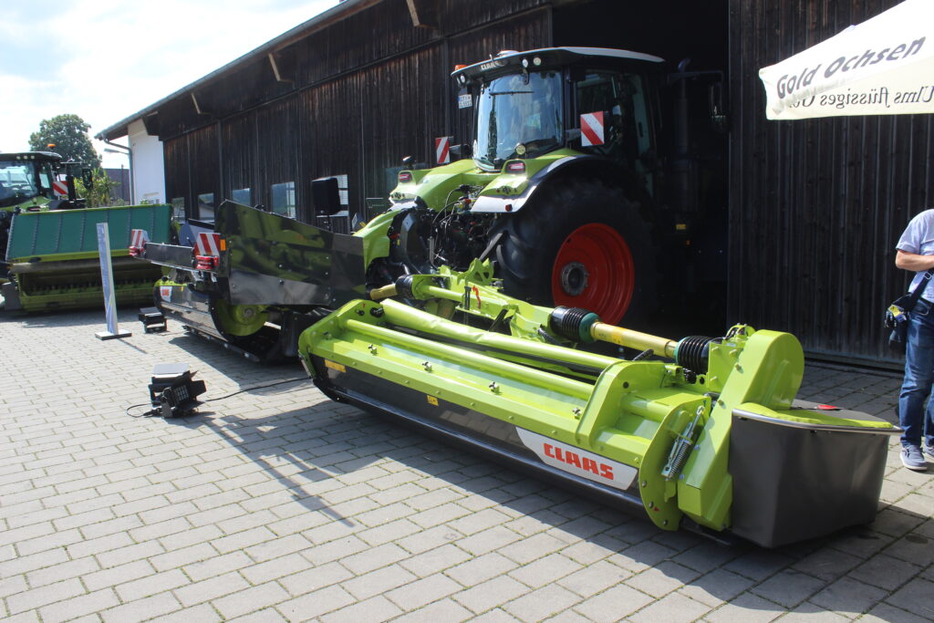 Disco 9300 Direct Swather se vyznačuje kompaktními rozměry a těžištěm, usazeným do blízkosti traktoru.