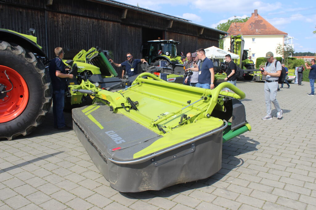 V průběhu Tiskové konference firmy Claas byl představen nový, menší model Disco 9300 RC Auto Swather. 