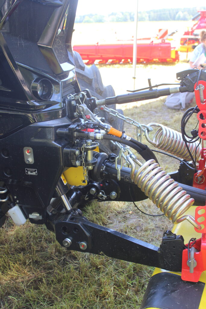 Do čelní devítikolíkové zásuvky traktoru Deutz-Fahr 6210 TTV v černé metalíze a edici Warrior byl zapojen kabel od žacího stroje. 
