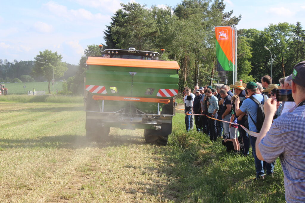 Aplikaci hnojiva ke kraji pole tak, že traktor s rozmetadlem jely blízko této hranice, předvedla firma Amazone v praktické ukázce v průběhu akce Amatechnica 2024. 