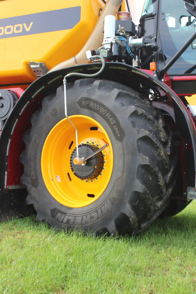 Široké pneumatiky Michelin CerexBib VF mohou být nahrazeny užšími pneumatikami pro vstup do porotu kukuřice. Systém CTIS patří k výbavě na přání.