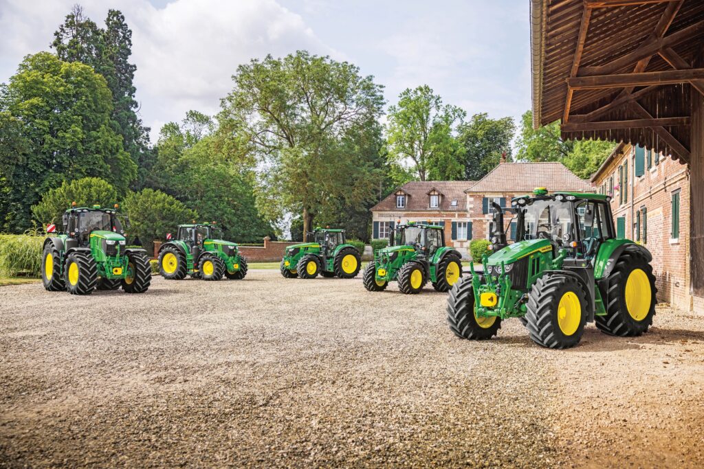 John Deere nyní přichází s čerstvou novinkou – hned sedmnácti modely nové řady traktorů 6M.  Celá paleta traktorů nové řady 6M je nyní postavena na pěti různých rozvorech.