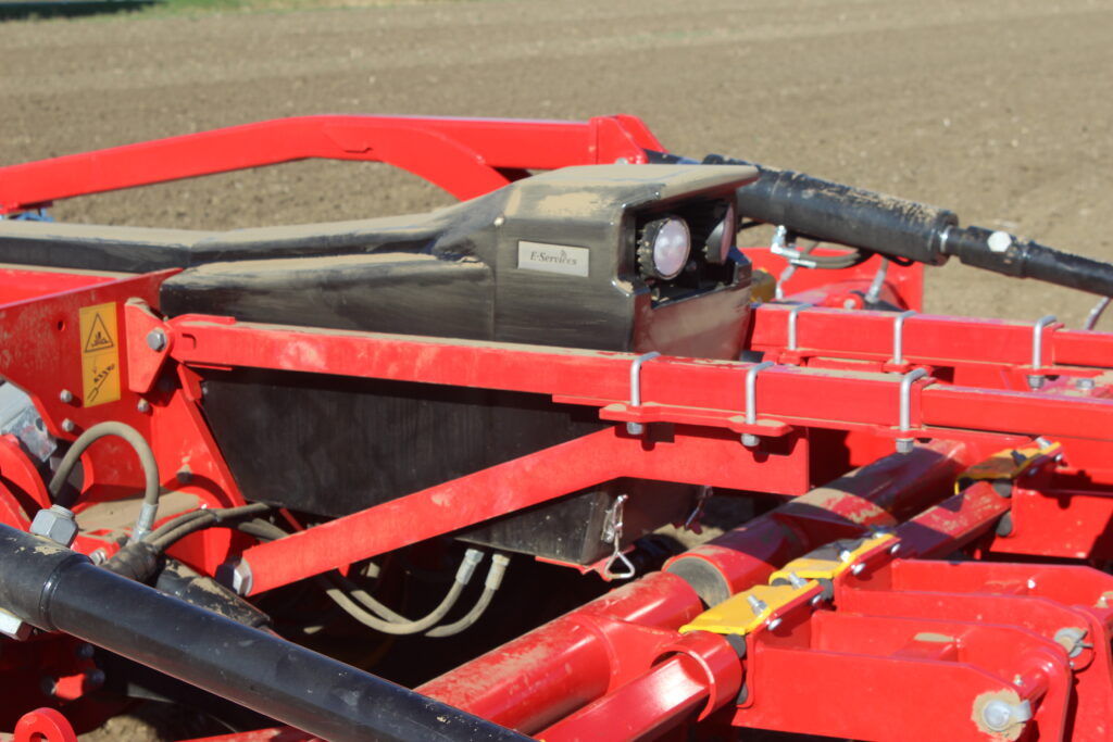 Technologie E-Services umožňuje provádět nastavení kypřiče na tabletu v kabině traktoru.
