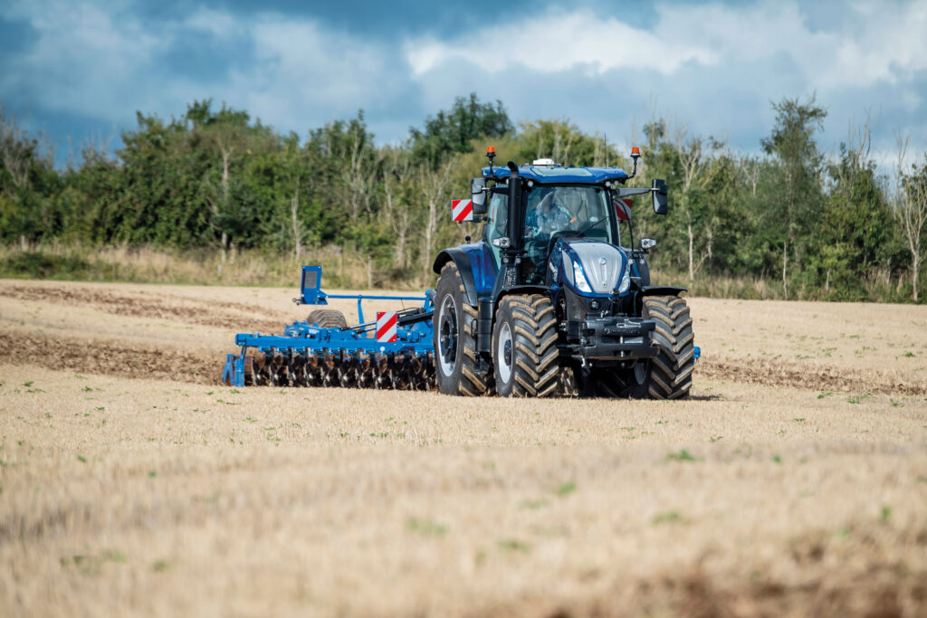 Traktor s talířovým podmítačem při zpracování strniště obilniny, pracující se satelitní navigací