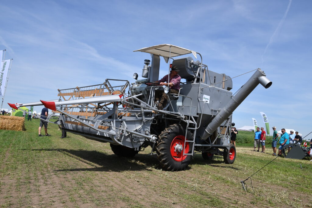 Sklízecí mlátička ŽM-330 na výstavě Den Zemědělce
