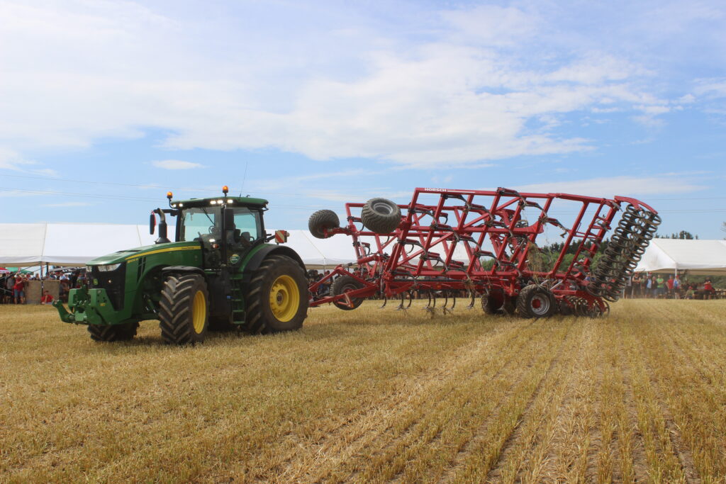 Horsch Cruiser slouží hlavně k podmítkám do hloubky max. 15 cm, přípravě půdy a srovnání pozemků před setím a zapravení meziplodin. 