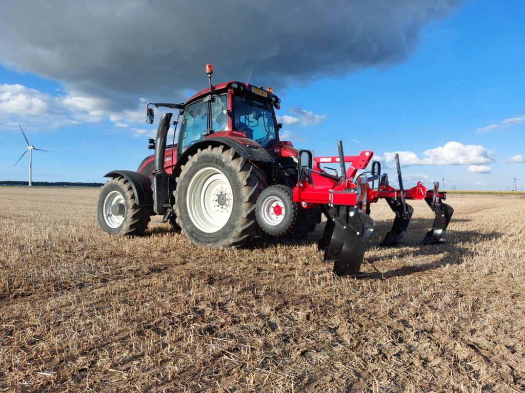 Hloubkové kypřiče výrobce SMS CZ zastupoval model Talon Classic 300/6 s pracovním záběrem 3 m, šesti slupicemi a pracovní hloubkou až 45 cm. 