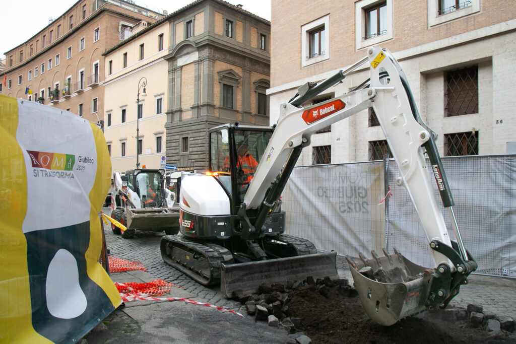 Rypadlo Bobcat E55z má na starost odstranění celé dlažby od citlivé extrakce kamenných kostek až po hloubení zeminy pod nimi.