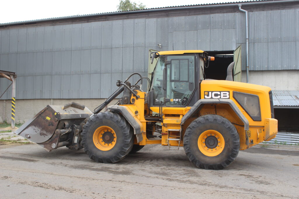 Kolový nakladač JCB 427 Agri provádí hlavně vyhrnování řezanky na silážních žlabech. Od uvedení do provozu v roce 2018 se již ani jednou nestalo, aby musela linka stát kvůli zdržení na silážním žlabu.