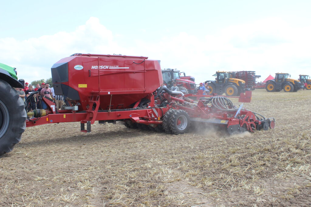 Nově je Horsch Versa 6 SW vybavena hydraulicky posuvným pneumatikovým válcem tak, aby po složení do transportní polohy nedocházelo k nadměrnému negativnímu zatížení tažné oje. 