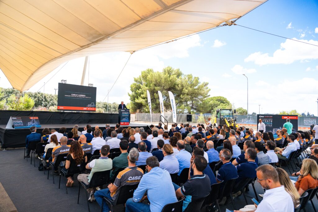 Slavnostní ceremoniál se konal za přítomnosti institucí z regionu Apulie, ale i osobností společnosti CNH, jako byl například Carlo Lambro, generální ředitel CNH Industrial Italia S.p.A.