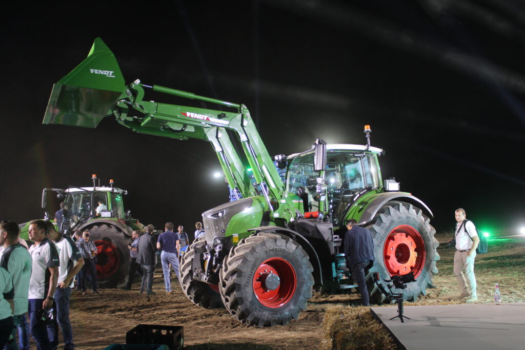 Nové rozměry, vyšší výkon motoru, to si již žádá nové čelní nakladače Fendt Cargo.