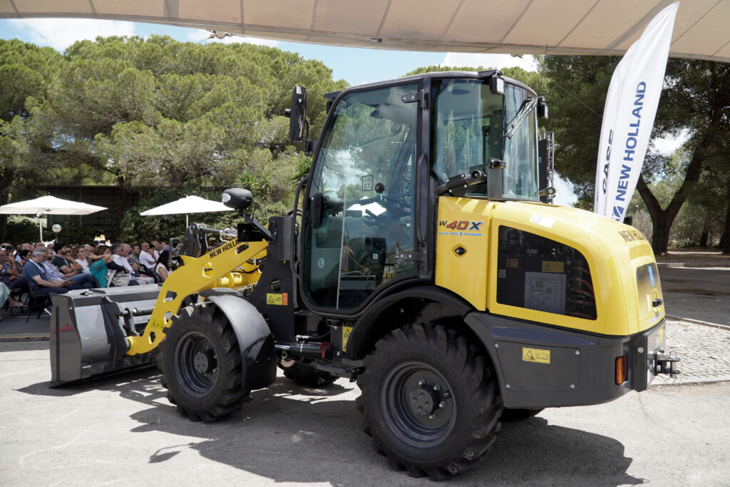 Nový elektrický model nakladače od výrobce CNH má dojezd 3 až 6 hodin v závislosti na typu aplikace.