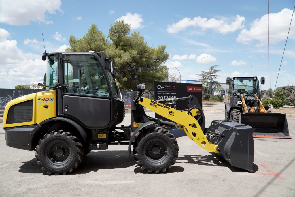 Elektrický kompaktní kolový nakladač bude prodáván pod značkami CASE a New Holland a distribuován po celém světě.