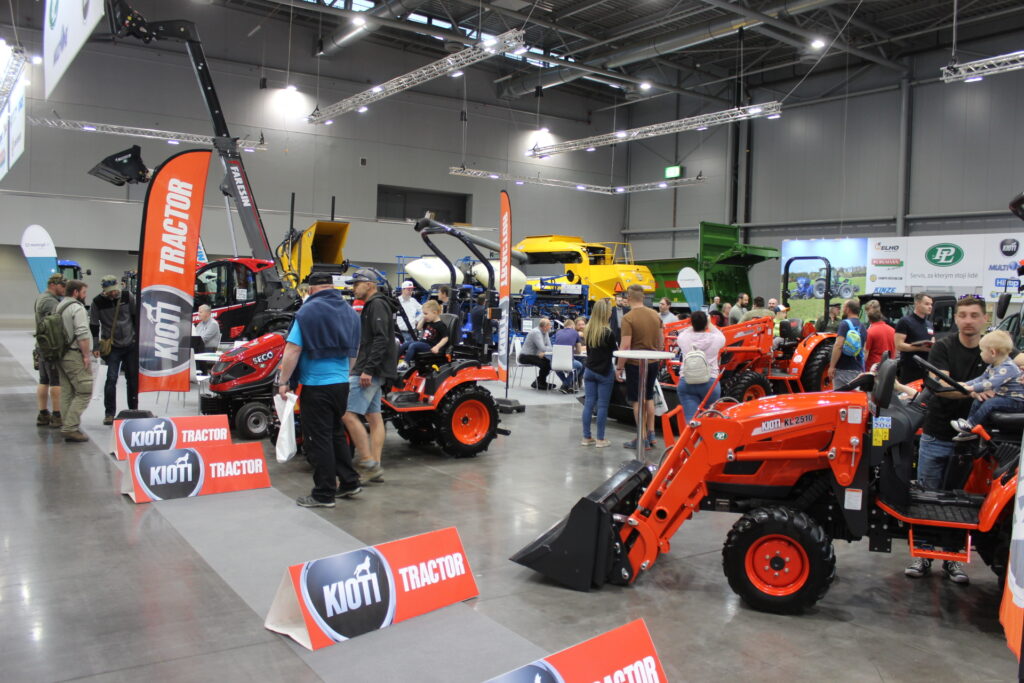 Expozice firmy P & L s traktory Kioti.