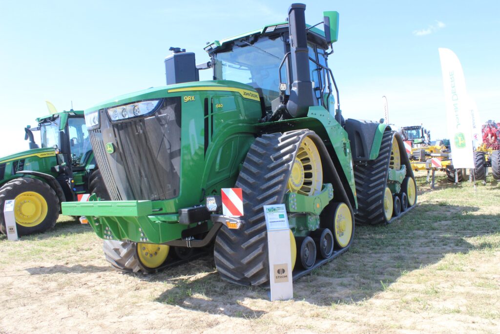 Návštěvníky expozice vítal pásový traktor John Deere 9RX 640 o výkonu 691 k 