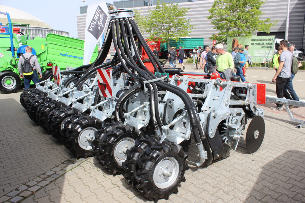 Aplikátor Volmer zapravuje kejdu do půdy zpracované metodou strip-till, včetně možnosti ukládat hnojivo do dvou různých hloubek