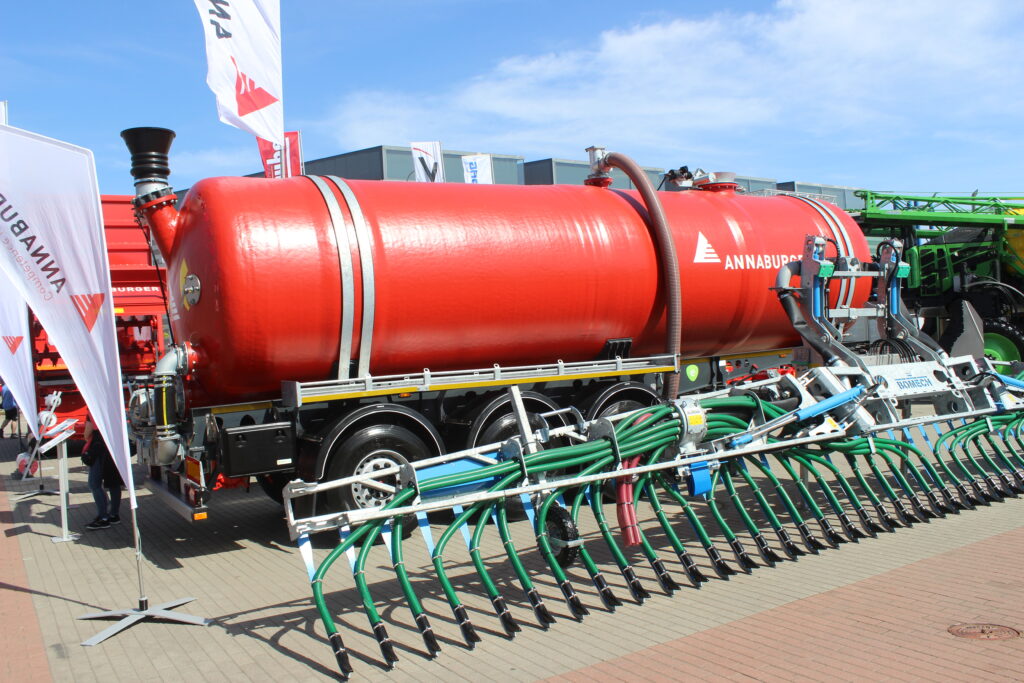 Nová přepravní cisterna od firmy Annaburger s označením LS 38F.28 EcoTanker má objem 30 000 litrů a vlastní hmotnost pouhých 6000 kg.