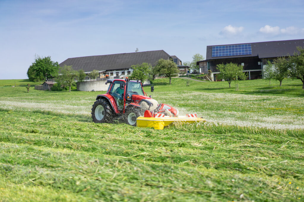 Odpružení žací lišty strojů Pöttinger EuroCat F funguje buď přes odlehčení závěsu traktoru, nebo volitelně přes dvě silné tažné pružiny mezi závěsem žacího stroje a traktorem.