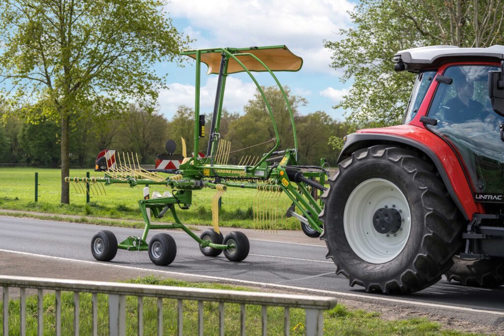 Na souvrati a při přepravě po silnici jede shrnovač na čtyřech kolech podvozku rotoru. To znamená, že stroj jede velmi hladce a traktor nepotřebuje k jeho zvedání žádnou zvedací sílu. 