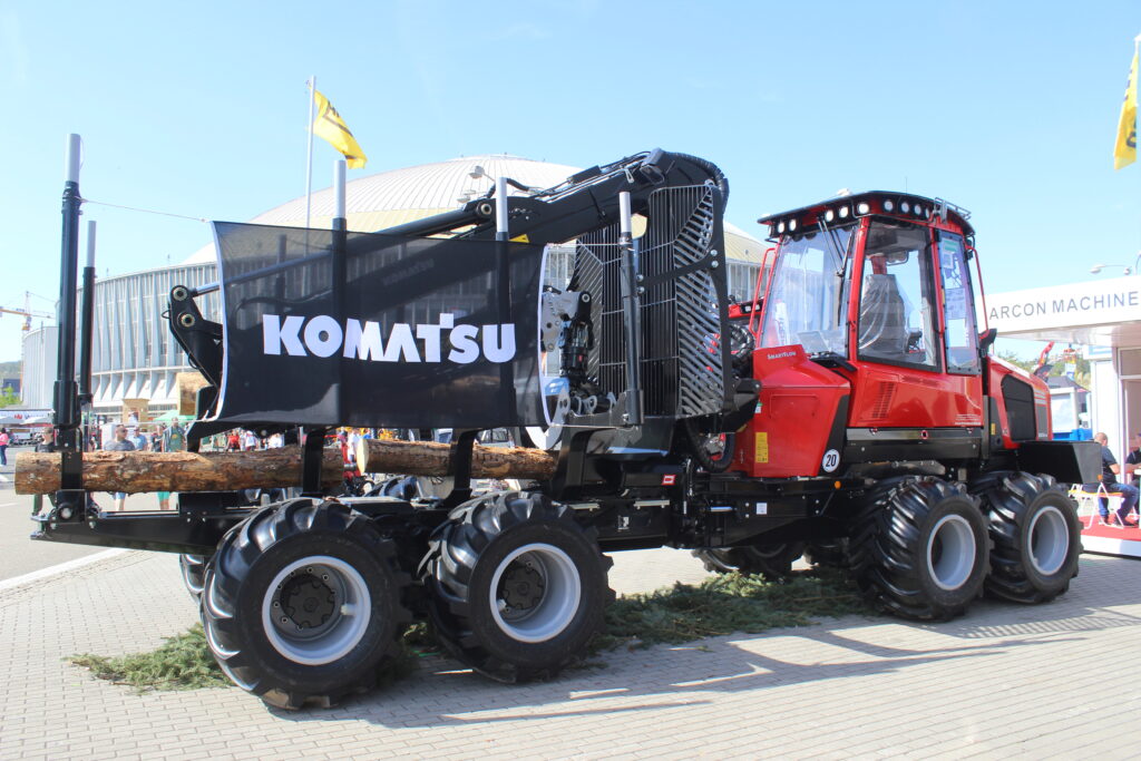 Komatsu 825 TX je specialista na probírkovou těžbu, který je výkonný a zároveň kompaktní. 