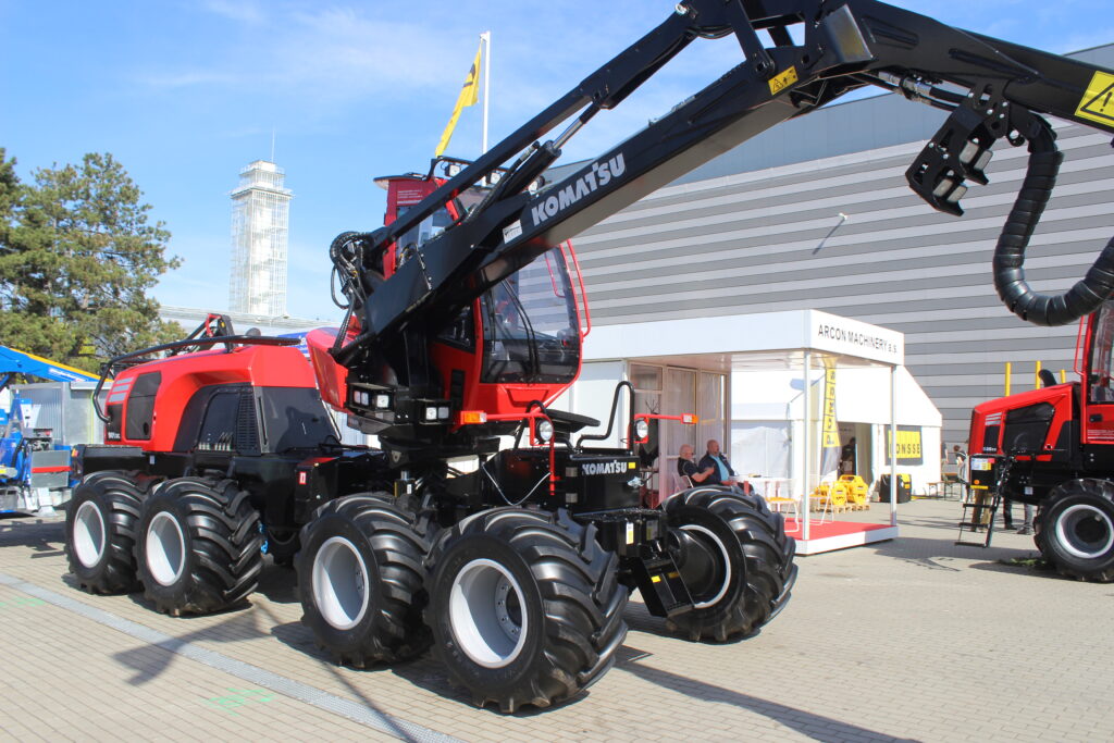 Komatsu 901XC je obratný probírkový harvestor pro každého, kdo provádí těžbu dřeva ve strmém a obtížném terénu.