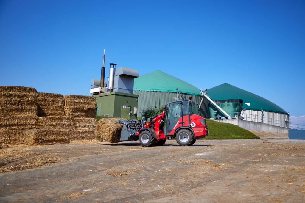 Weidemann Hoftrac 1260LP je poháněn motorem o výkonu 18,4 kW, tj. 25 k. Výložník s P-kinematikou se vyznačuje precizním paralelním vedením.