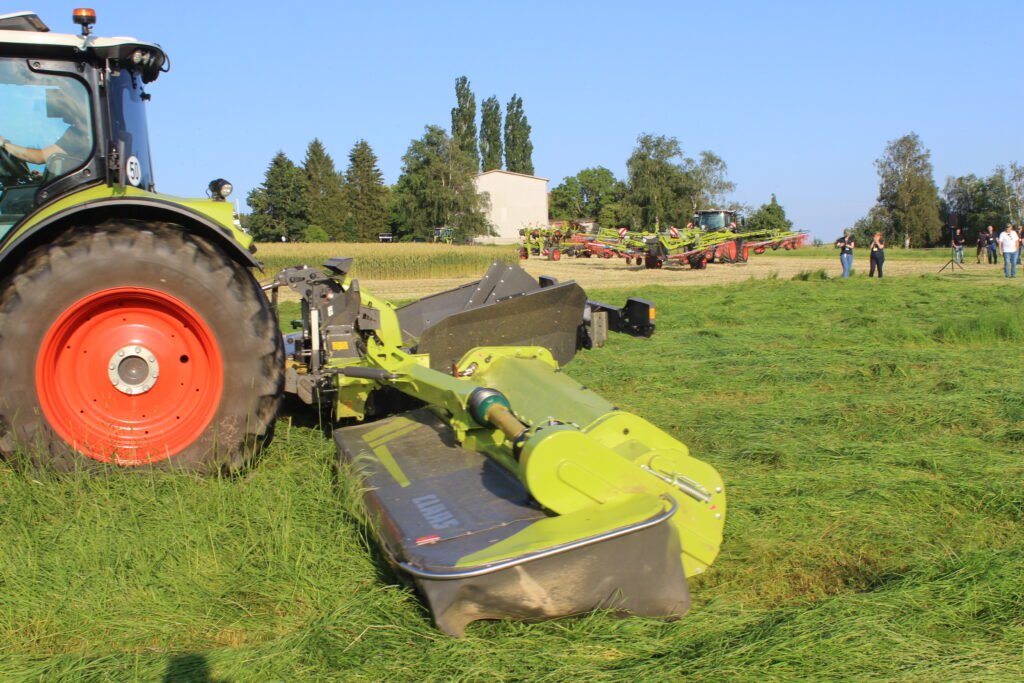 Žací kombinace Claas Disco 9300 Direct Swather se vyznačuje kompaktními rozměry a těžištěm, usazeným do blízkosti traktoru. Je to možné také díky nově navrženým nosníkům