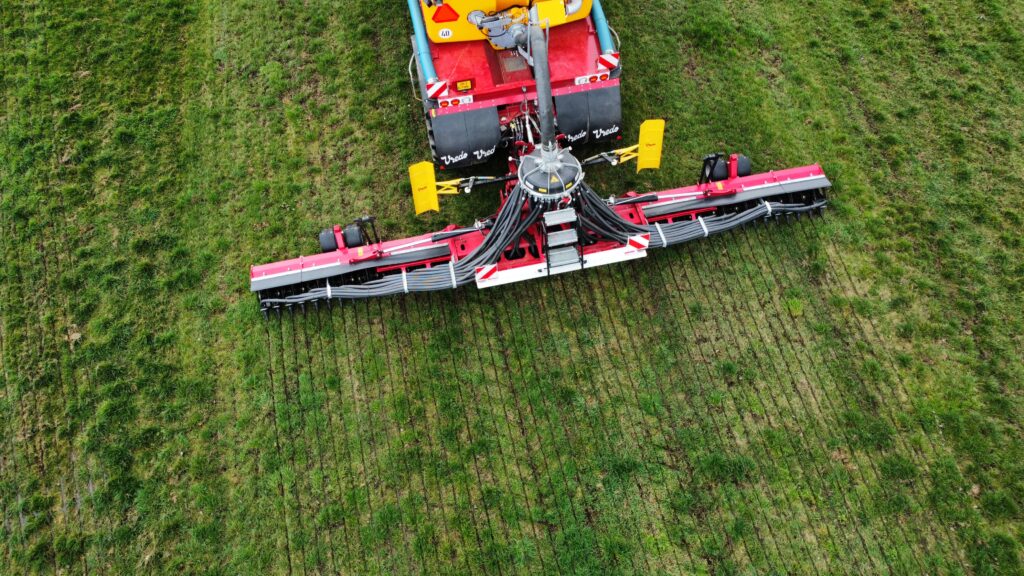 Pro všechny aplikátory Vredo do travních porostů je společné prořezávání ostře ohraničených zářezů v travním drnu pomocí jednoduchých nebo dvojitých disků