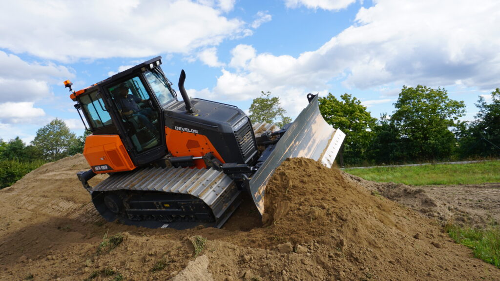 Develon, dříve Doosan Construction Equipment, pořádá své první evropské Develon Demo Days. Místem konání je areál v Milovicích nedaleko Prahy.