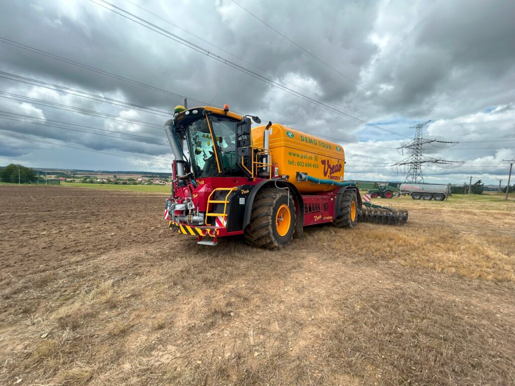 Na to, že Vredo VT4556 není žádný drobeček, má příznivě malou pohotovostní hmotnost - v kompletní výbavě jen 16,5 t. Stabilitu i trakční vlastnosti podporuje optimální rozložení váhy na obě nápravy v poměru 50:50. 