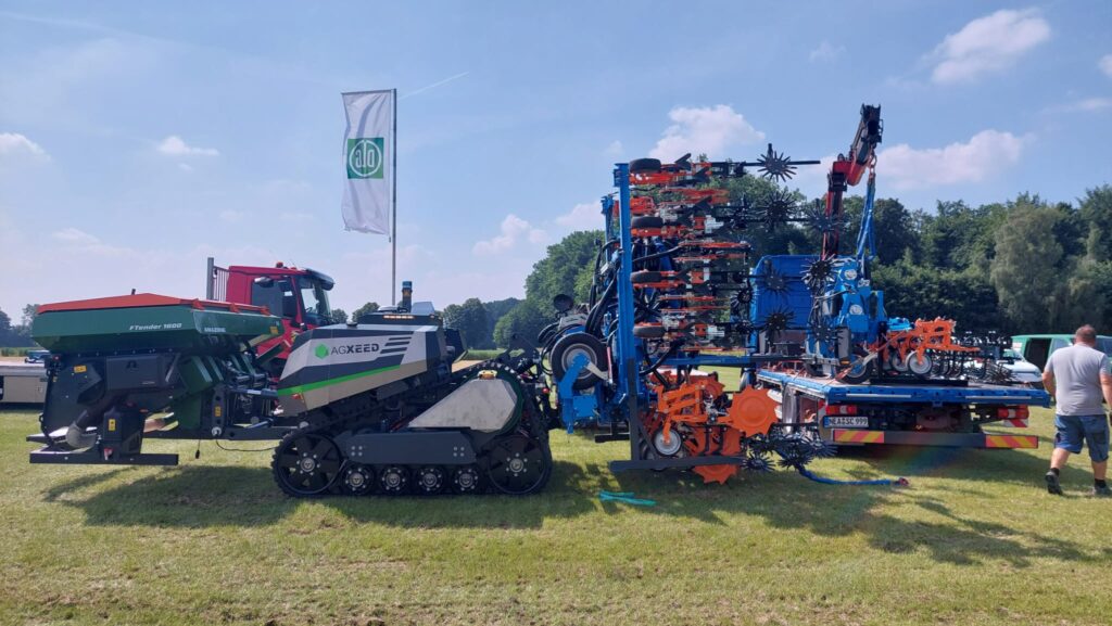 Autonomní stroj AgBot spolu s plečkou značky Schmotzer, která patří již výrobci Amazone, a s čelně neseným zásobníkem na hnojivo Amazone FTender.