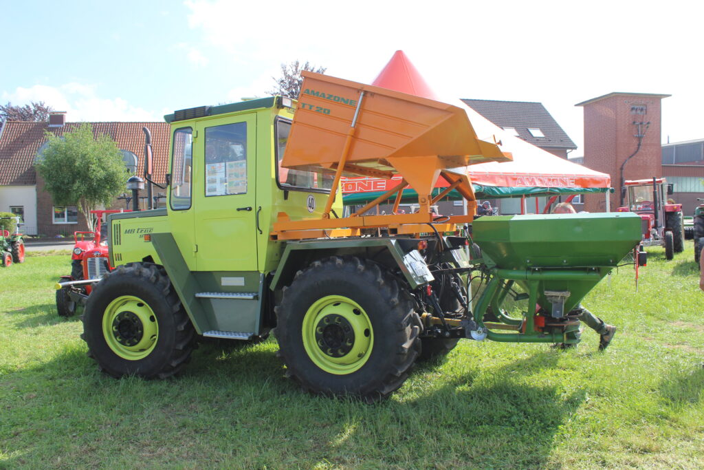 Pěkným příkladem starší techniky byl traktor MB trac 900 turbo se sklopným zásobníkem Amazone TT 20 ze začátku devadesátých let minulého století.