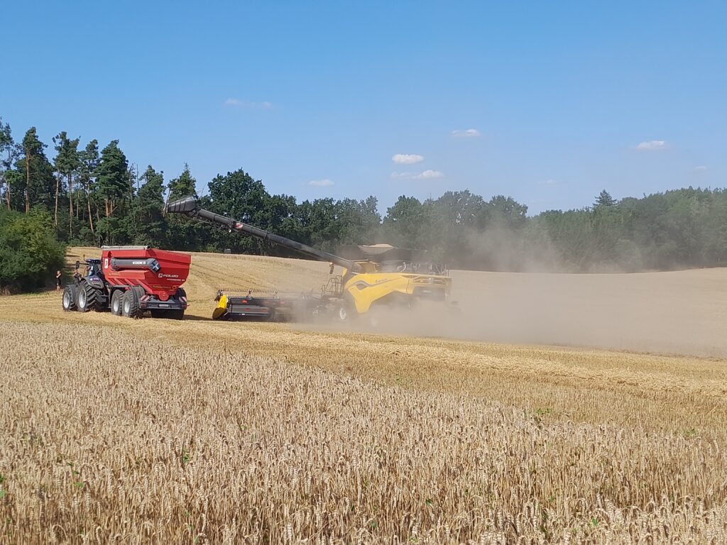 New Holland CR 11 při sklizni pšenice nedaleko Maršovic na Benešovsku, těsně před zahájením vysýpání