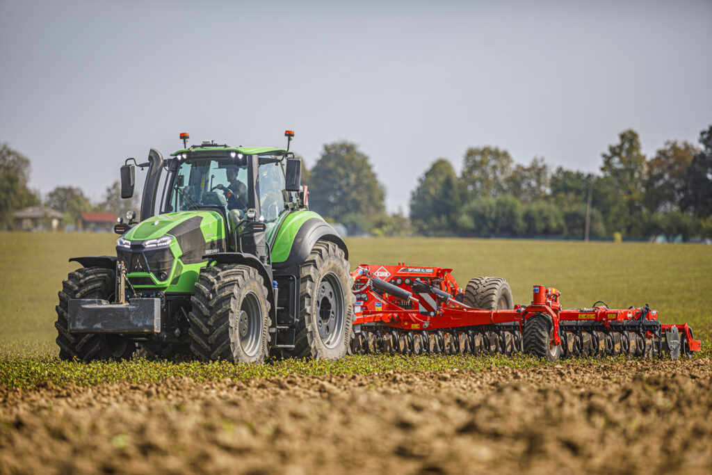 Kuhn Optimer 9000 XL při podmítce