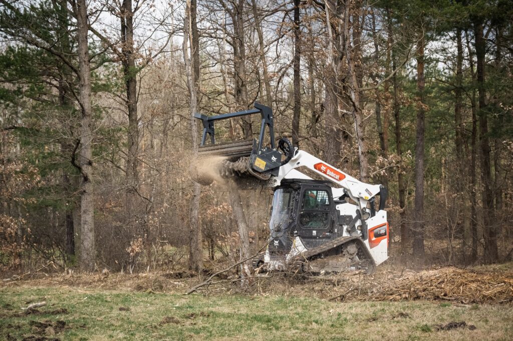 Jedním z nejvýkonnějších příslušenství pro nakladače Bobcat je lesní fréza Bobcat s hydraulickým pohonem.