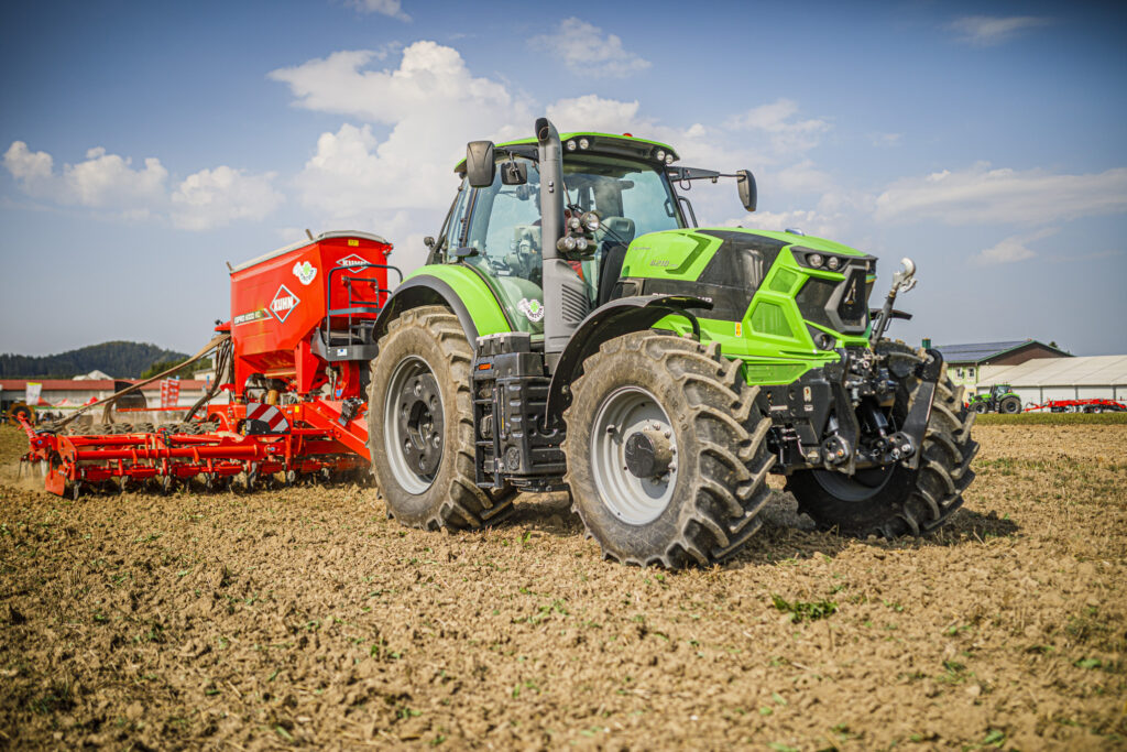 Kuhn Espro 6000 RC při předvádění