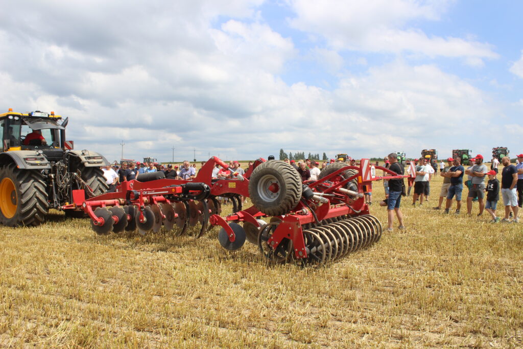 Horsch Tiger MT je kombinovaný kypřič pro střední a hluboké zpracování půdy. Před sekcí radlic se nachází sekce krátkých talířových bran.