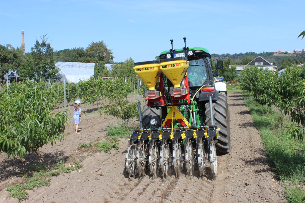 John Deere 5Ml s hrotovým aplikátirem hnojiv Neveon