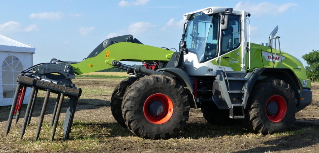 Výkonné nakladače nabízí také hydrostatický pohon pojezdu    