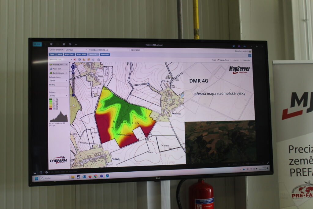 Zástupci společnosti MJM agro a.s. prezentují vlastní software pro precizní zemědělství a variabilní aplikace.